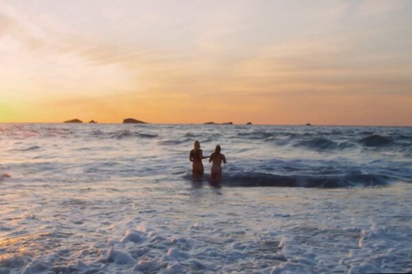 'Pool'-Szene aus Chrystal Sinn & Marica Chanel - Sommerspass auf Ibiza