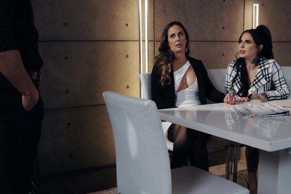 'Büro'-Szene aus Cherie Deville & Joanna Angel - If You Can't Beat 'Em Join 'Em